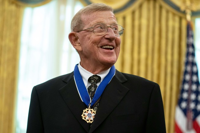 Lou Holtz, Who Led Notre Dame to a Championship, Dies at 89