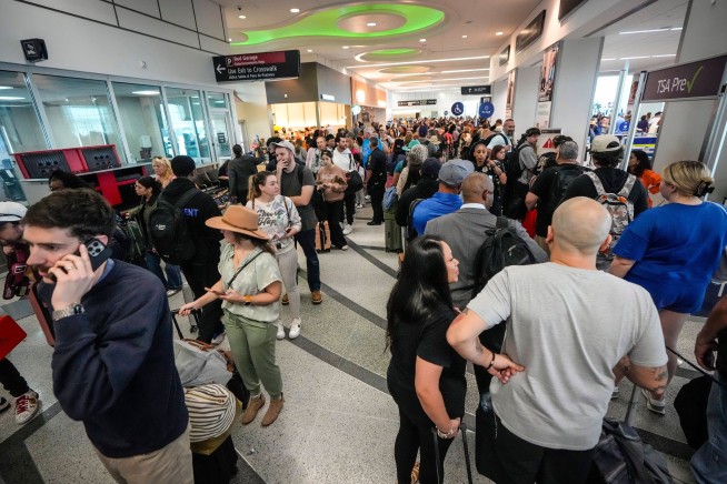 DHS Shutdown Blamed for Hourslong Airport Security Waits