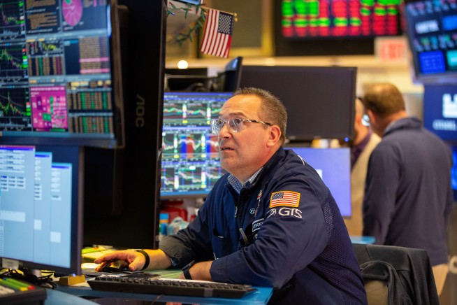 Stocks Edge Up Despite Rise in Oil Prices