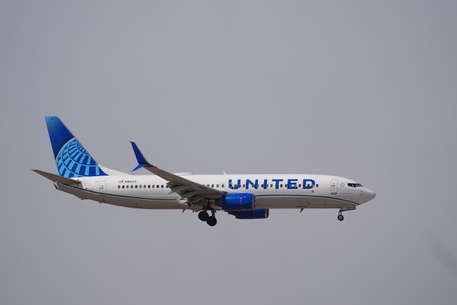 Military Helicopter Cuts in Front of United Jet Near Landing