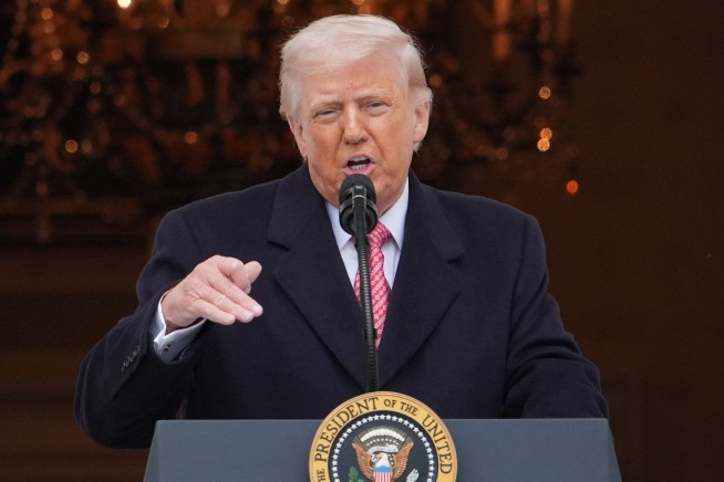 Trump Signs Order to Pay TSA Workers