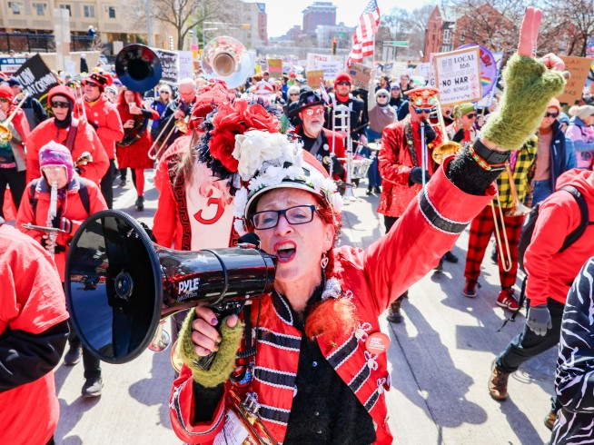 'No Kings' Crowds Denounce Trump's Rule
