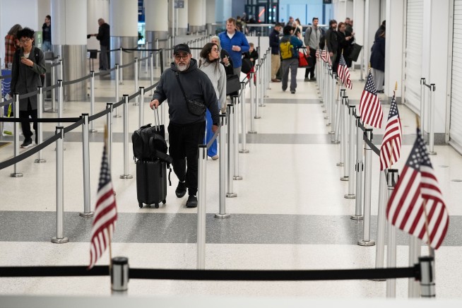 As Paychecks Begin to Roll, So Do TSA Lines