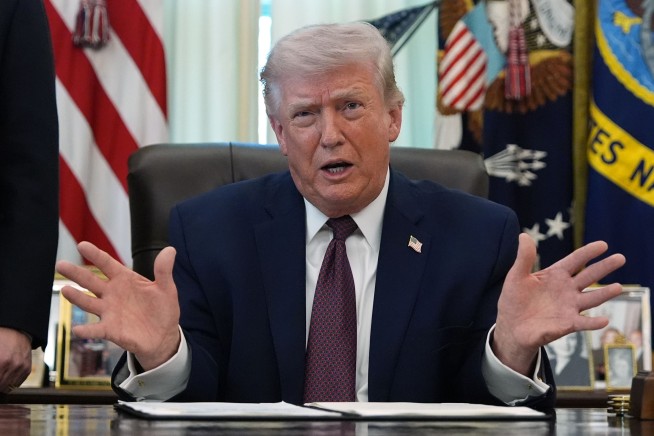 Trump Signs Order to Crack Down on Mail-in Voting