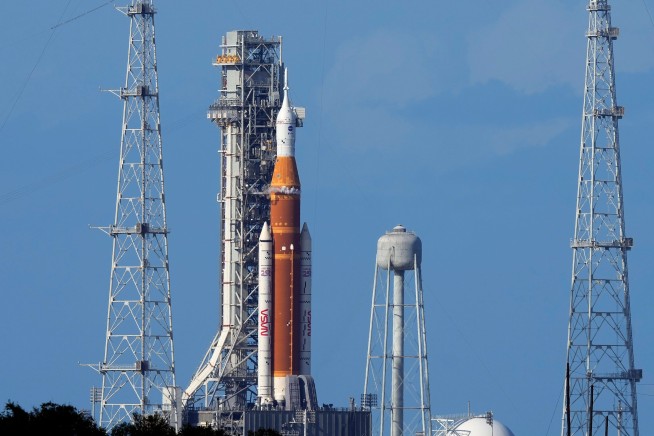 4 Astronauts Await Liftoff on Moon Mission