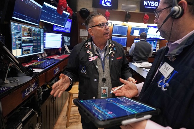 Sinking AI Stocks, Rising Oil Prices Weigh on Wall Street
