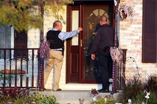 Police Help Drew Peterson's Fiancée Move Out