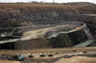 De Beers to Halt Work at Diamond Mines