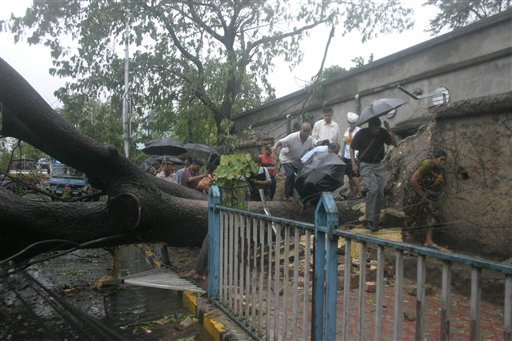 Cyclone Kills 90 in Bangladesh, India