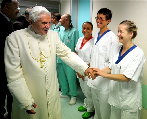 Pope 'Can't Pray' Thanks to Broken Wrist