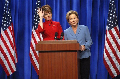 Fey Wins Emmy for Impersonating Palin