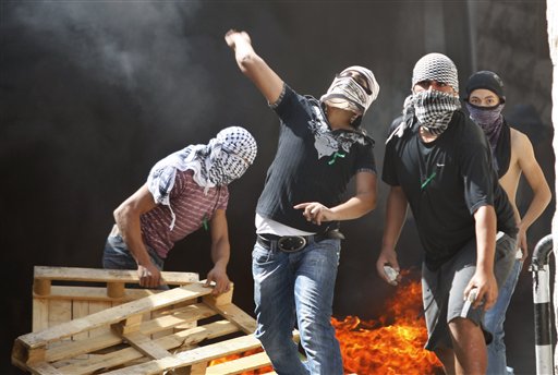 Israelis, Palestinians Clash at Jerusalem's Holiest Site