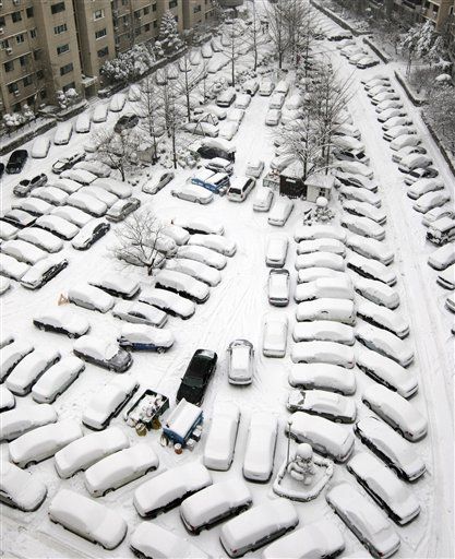 Record Snow Paralyzes Seoul