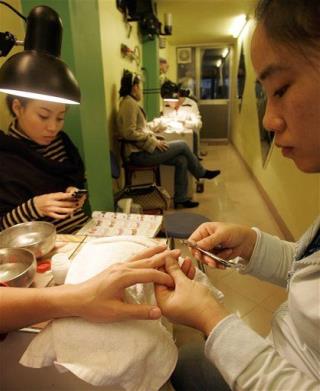 Green Nail Salons Smell a Trend
