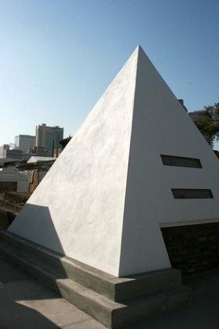 Nicolas Cage Buys Pyramid-Shape Tomb