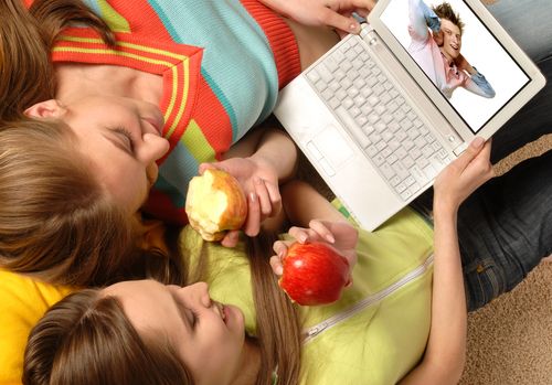 Apple Fans Spawn Own Dating Site