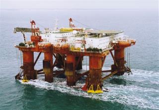 Woman Held in Bomb Threat on British Oil Rig