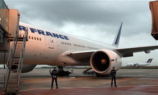 Stewardess Stole $5K From Passengers: Cops