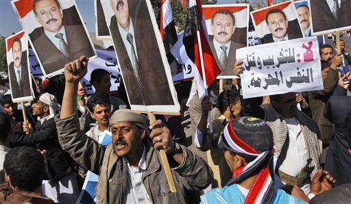 Yemeni Police Block Protesters, Using Batons