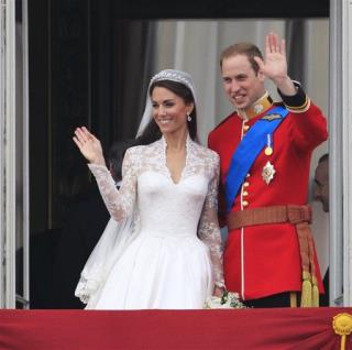 Royal Wedding: Prince William, Kate Middleton Kiss on Buckingham Palace Balcony