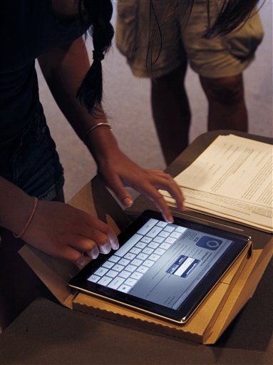 More US Schools Add iPads, Cut Back Textbooks