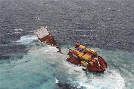 NZ Shipwreck Breaks Apart, Threatens New Oil Spill