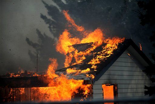 Thousands Flee Reno Wildfire