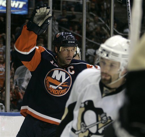 Guerin, Isles Trip Up Crosby-Less Penguins