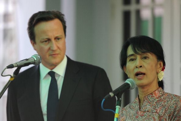 Cameron Meets Suu Kyi, Seeks End of Sanctions