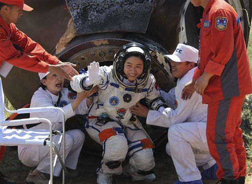 China's Shenzhou-9 Returns to Earth