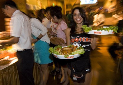 Hooters' New Plan: Attract Women