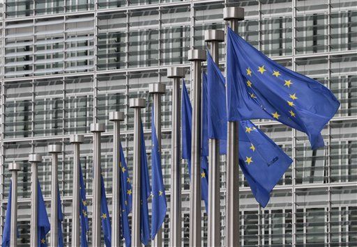 Moody's Cuts EU Outlook to Negative