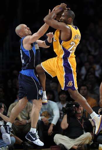 Odom Helps Lakers Clinch Playoff Spot