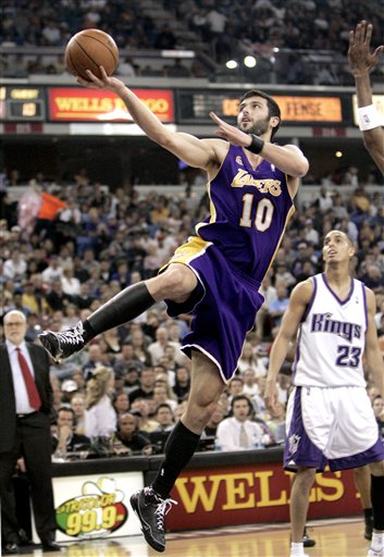 Kobe Leads Lakers Past Kings