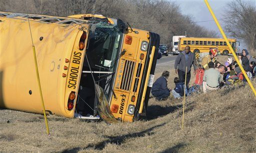 One Dead in School Bus Rollover in Illinois