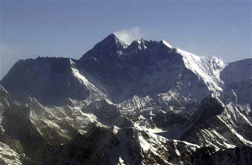 Double Amputee Summits Everest— Without Prosthetics