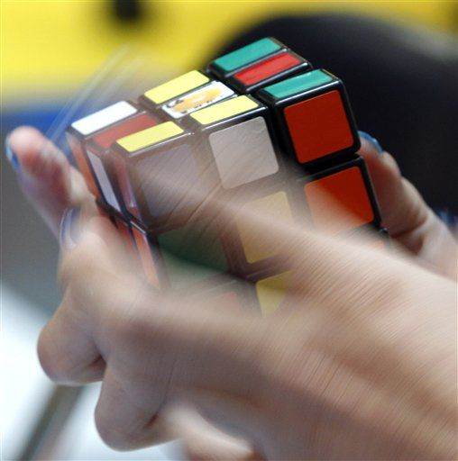 World Champ Solves Rubik's Cube in 7.36 Seconds