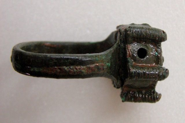 Archaeologists Find Unusual Murder Weapon: a Ring