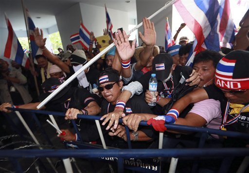 1 Dead as Thai Protests Get Ugly