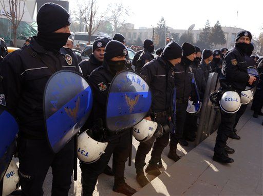 Turkey Ousts 350 Cops Overnight