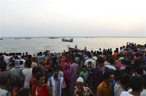 8 Dead in Bangladesh Ferry Sinking
