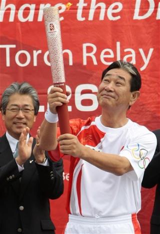 Torch Relay Fires Up Thousands in Japan