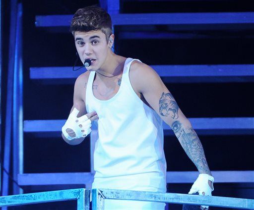 Bieber vs. Bloom: Justin Posts Pic of 'Crying' Orlando