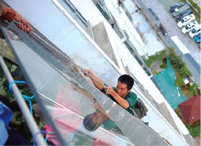 Boy Cuts Worker's Safety Line on 8th Floor