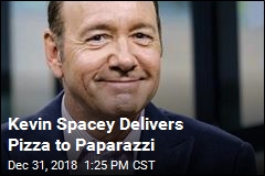 Kevin Spacey&#39;s Latest Move: Pizza for Paparazzi