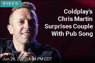 Coldplay&#39;s Chris Martin Surprises Couple With Pub Song