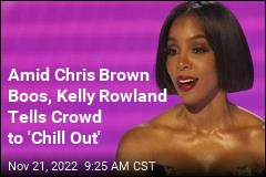 Kelly Rowland Tells AMA Crowd to &#39;Chill Out&#39; Over Chris Brown