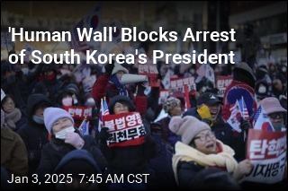 &#39;Human Wall&#39; Blocks Arrest of South Korea&#39;s President